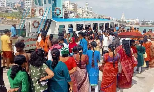 கன்னியாகுமரியில் அலைமோதிய சுற்றுலா பயணிகள் கூட்டம்