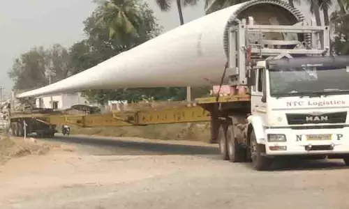 ஒரே நேரத்தில் 6 லாரிகளில் சென்ற நீளமான காற்றாலை மின்விசிறிகள்