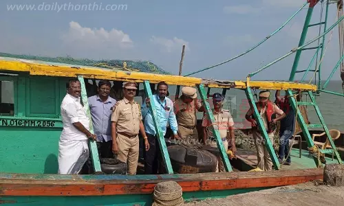 சேதுபாவாசத்திரம் கடல் பகுதியில் விதிகளை மீறி மீன்பிடித்த 2 விசைப்படகுகள் பறிமுதல்