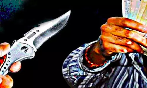 சேலம் அருகே வாலிபரை மிரட்டி ரூ.80 ஆயிரம், 4 பவுன் நகைபறிப்பு-2 பேருக்கு வலைவீச்சு