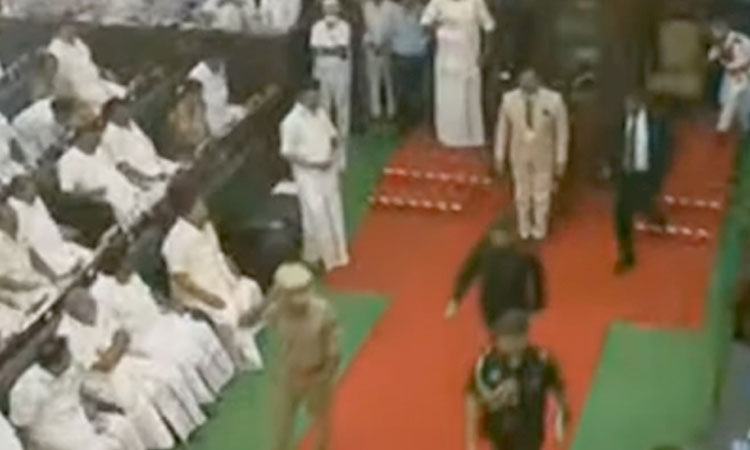 திராவிட மாடல் என்ற வார்த்தையை தவிர்த்த கவர்னர்;மு.க.ஸ்டாலின் பேசிக் கொண்டிருந்த போதே வெளியேறிய கவர்னர்