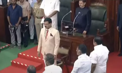 சட்டப்பேரவையில் அருகருகே அமர்ந்துள்ள ஈபிஎஸ், ஓபிஎஸ்...!