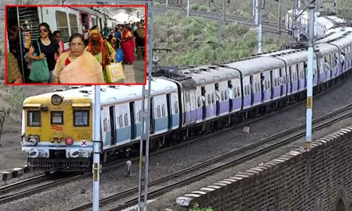 ரெயிலில் கல்லூரி மாணவியின் திடீர் முனகல் சத்தம்... உதவிக்கு ஓடிய பெண் டிக்கெட் பரிசோதகர்கள்