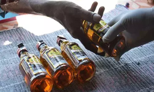 கள்ளச்சந்தையில் மதுபானங்கள் அதிக விலைக்கு விற்கப்படும்-மதுபிரியர்கள் குமுறல் கள்ளச்சந்தையில் மதுபானங்கள் அதிக விலைக்கு விற்கப்படும்-மதுபிரியர்கள் குமுறல்