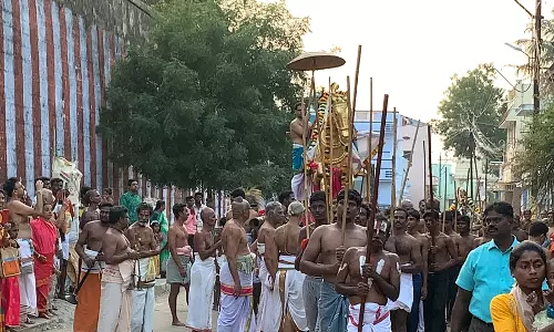 ஆழ்வார்திருநகரி ஆதிநாதர் ஆழ்வார் கோவிலில் திருவேடுபறி நிகழ்ச்சி