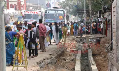 பள்ளம் தோண்டி 6 மாசமாச்சு...நடைபாதை அமைக்கும் பணி என்னாச்சு...