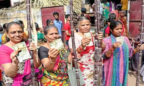 பொதுமக்களுக்கு பொங்கல் பரிசு தொகுப்பு வினியோகம்