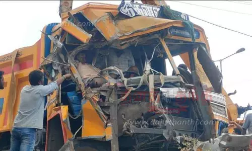 கட்டுப்பாட்டை இழந்த லாரி, ஜவுளிக்கடை மீது மோதியது