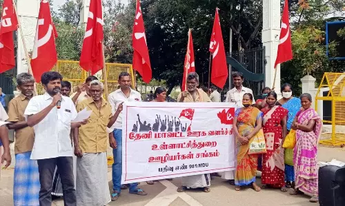 தேனி கலெக்டர் அலுவலகம் முன்பு உள்ளாட்சித்துறை ஊழியர்கள் சங்கத்தினர் ஆர்ப்பாட்டம் தேனி கலெக்டர் அலுவலகம் முன்பு உள்ளாட்சித்துறை ஊழியர்கள் சங்கத்தினர் ஆர்ப்பாட்டம்