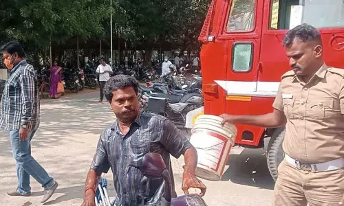 மாற்றுத்திறனாளி தீக்குளிக்க முயற்சி மாற்றுத்திறனாளி தீக்குளிக்க முயற்சி