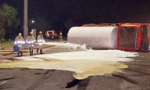 திரவ ஆக்சிஜன் நிரப்பிய டேங்கர் லாரி நடுரோட்டில் கவிழ்ந்தது