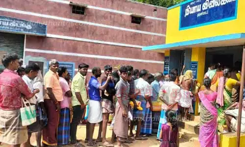 ரேஷன் கடைகளில் சர்வர் கோளாறால் பொங்கல் பரிசு தொகுப்பு வழங்கும் பணி தாமதம் ரேஷன் கடைகளில் சர்வர் கோளாறால் பொங்கல் பரிசு தொகுப்பு வழங்கும் பணி தாமதம்