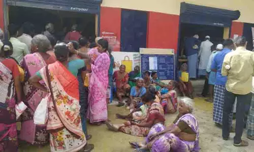 ரேஷன் கடைகளில் சர்வர் கோளாறால் பொங்கல் பரிசு தொகுப்பு வழங்கும் பணி தாமதம் ரேஷன் கடைகளில் சர்வர் கோளாறால் பொங்கல் பரிசு தொகுப்பு வழங்கும் பணி தாமதம்