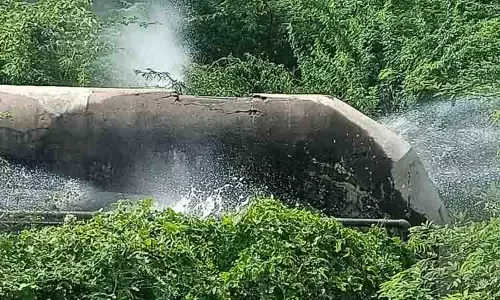 பீறிட்டு வெளியேறி வீணாகும் தண்ணீர்