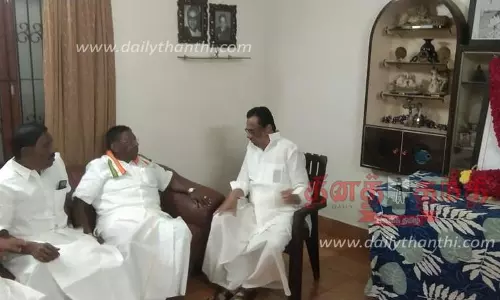 கவர்னர் ரவியை தகுதி நீக்கம் செய்ய சட்டமன்றத்தில் தீர்மானம் நிறைவேற்ற வேண்டும்- புதுச்சேரி முன்னாள் முதல்-மந்திரி நாராயணசாமி பேட்டி