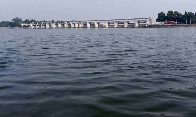 கிருஷ்ணா நீர் வரத்தால் பூண்டி ஏரி ஒரு வாரமாக முழுவதும் நிரம்பி வழிகிறது