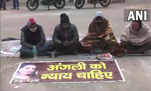 டெல்லி இளம்பெண் கொடூர மரண விவகாரம்; அஞ்சலியின் மாமா நீதி கோரி போராட்டம் டெல்லி இளம்பெண் கொடூர மரண விவகாரம்; அஞ்சலியின் மாமா நீதி கோரி போராட்டம்