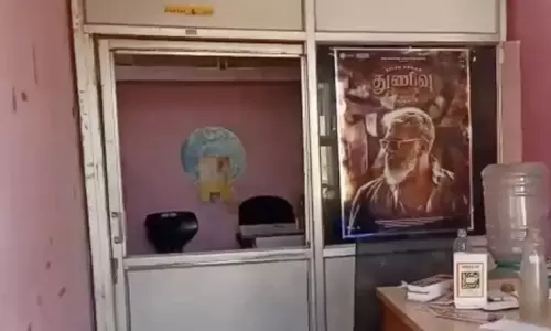 அஜித்தின் துணிவு படத்தின் 900 டிக்கெட்டுகள் கொள்ளை -வேலூரில் பரபரப்பு அஜித்தின் துணிவு படத்தின் 900 டிக்கெட்டுகள் கொள்ளை -வேலூரில் பரபரப்பு