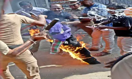 கோவையில் கவர்னரின் உருவ பொம்மை எரிப்பு