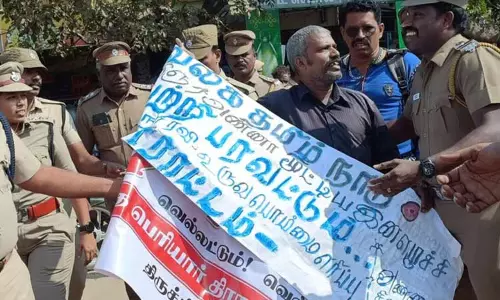 கவர்னரின் உருவபொம்மையை எரிக்க முயற்சி