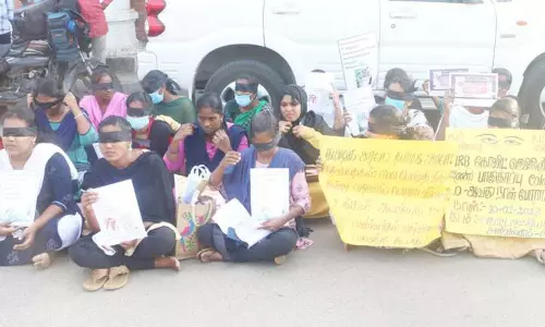 கடலூர் கலெக்டர் அலுவலகத்தில் கண்ணில் கருப்பு துணி கட்டி செவிலியர்கள் போராட்டம் மீண்டும் வேலை வழங்க கோரிக்கை கடலூர் கலெக்டர் அலுவலகத்தில் கண்ணில் கருப்பு துணி கட்டி செவிலியர்கள் போராட்டம் மீண்டும் வேலை வழங்க கோரிக்கை