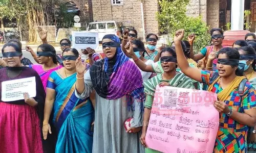 கண்ணில் கருப்பு துணி கட்டி நர்சுகள் போராட்டம்