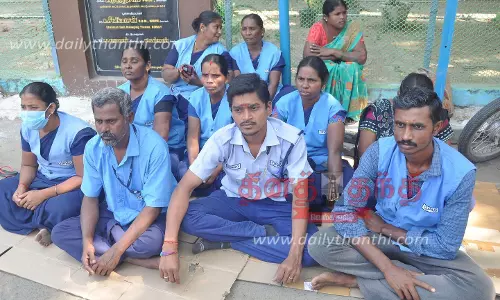 ஈரோடு அரசு ஆஸ்பத்திரியில் தற்காலிக பணியாளர்கள் தர்ணா போராட்டம்