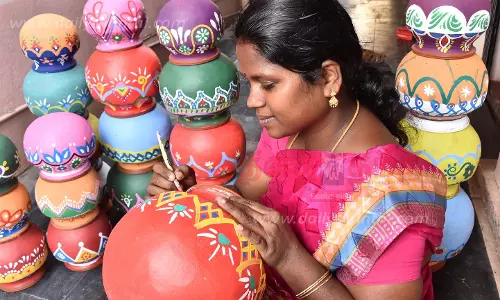 பொங்கல் பானைக்கு வர்ணம் பொங்கல் பானைக்கு வர்ணம்