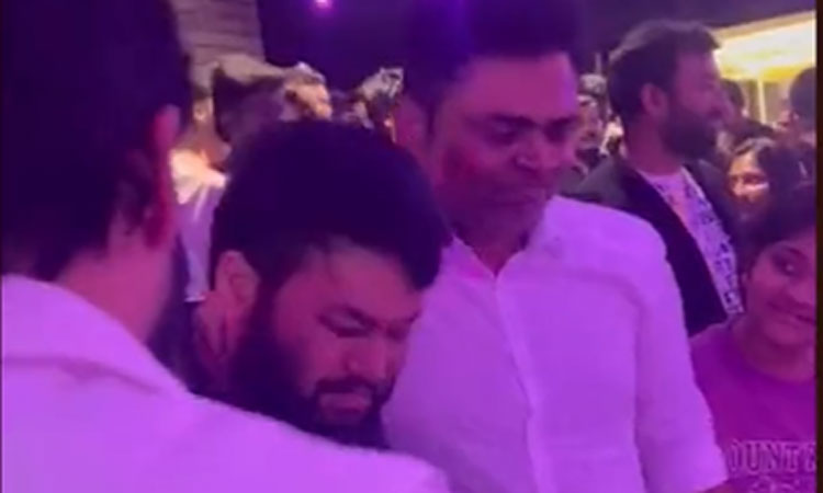 வாரிசு' படத்தை பார்த்துவிட்டு தேம்பி தேம்பி அழுத இசையமைப்பாளர் தமன்...! தேற்றிய படக்குழுவினர்!