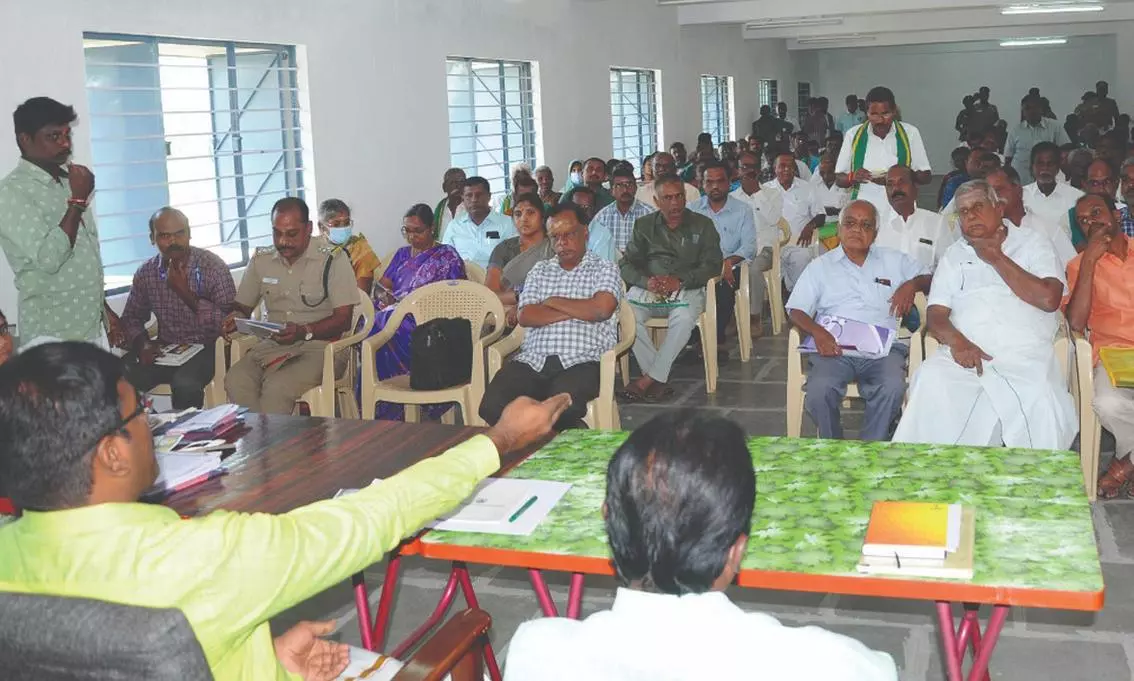 மண் ஏற்றிச்செல்லும் லாரிகளால் ஆபத்து மண் ஏற்றிச்செல்லும் லாரிகளால் ஆபத்து