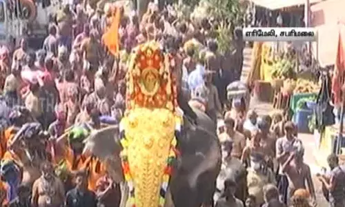 சபரிமலை மகரவிளக்கு பூஜையை முன்னிட்டு எருமேலியில் பேட்டை துள்ளல்