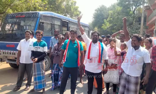 வாகனம் மோதி டிரைவர் பலி: உடலை வாங்க மறுத்து உறவினர்கள் சாலைமறியல்