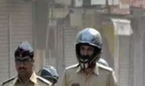 காரில் பெப்பர் ஸ்பிரே வைத்திருந்த நபரை விசாரணைக்கு அழைத்து சென்ற போலீசார்