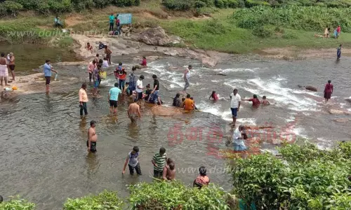 ஆபத்தை உணராத சுற்றுலா பயணிகள் ஆபத்தை உணராத சுற்றுலா பயணிகள்