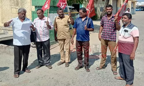 நாமக்கல்லில்போக்குவரத்து ஊழியர்கள் சங்கத்தினர் ஆர்ப்பாட்டம்