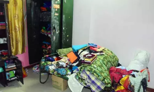 தலைமை ஆசிரியர் வீட்டில் 40 பவுன் நகைகள் திருட்டு தலைமை ஆசிரியர் வீட்டில் 40 பவுன் நகைகள் திருட்டு