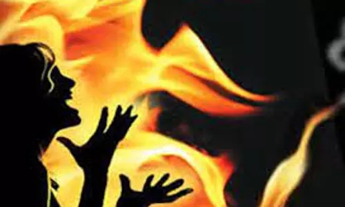 தீயில் தவறி விழுந்து மூதாட்டி சாவு