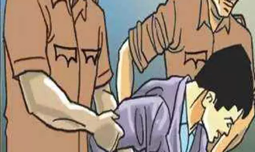 கோர்ட்டு விசாரணைக்கு ஆஜராகாமல் தலைமறைவாக இருந்தவர் கைது