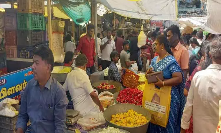 கோவையில் பூக்கள் விலை கிடு கிடு உயர்வு கோவையில் பூக்கள் விலை கிடு கிடு உயர்வு