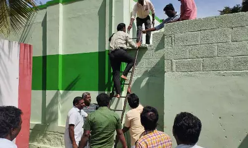 அரசு பள்ளி கட்டிடத்தை ஆய்வு செய்த அதிகாரிகளுடன், பொதுமக்கள் வாக்குவாதம்