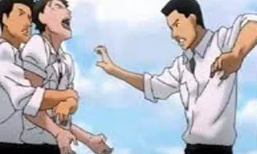 வாலிபரை மரத்தில் கட்டிவைத்து தாக்குதல் வாலிபரை மரத்தில் கட்டிவைத்து தாக்குதல்