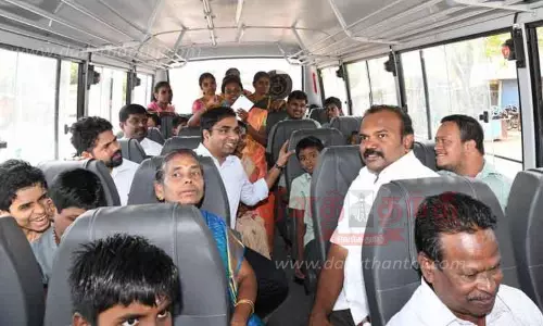 மனவளர்ச்சி குன்றிய மாணவர்களுடன் கலெக்டர் பஸ்சில் பயணம்