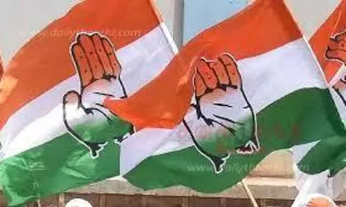 கவர்னருக்கு எதிராக ெரயில் மறியல் செய்ய முயன்ற காங்கிரஸ் கட்சியினர் கைது