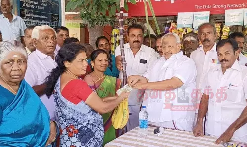 திருப்புவனம் பேரூராட்சியில்-பொங்கல் தொகுப்பு வழங்கும் விழா