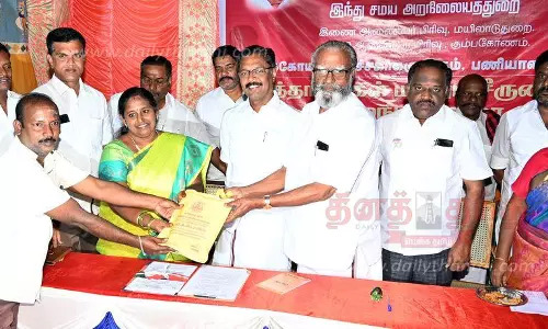 கோவில் அர்ச்சகர்களுக்கு புத்தாடை