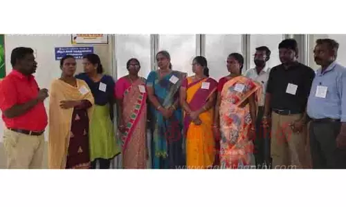 எய்ட்ஸ் கட்டுப்பாட்டு திட்ட ஊழியர்கள் கோரிக்கை அட்டை அணிந்து பணிபுரிந்தனர்