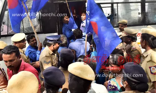 கவர்னரின் உருவ பொம்மையை எரிக்க முயன்ற ஆதித்தமிழர் பேரவையினர் 22 பேர் கைது கவர்னரின் உருவ பொம்மையை எரிக்க முயன்ற ஆதித்தமிழர் பேரவையினர் 22 பேர் கைது