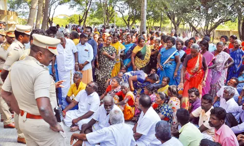 திருத்தணி ஆர்.டி.ஓ அலுவலகம் முற்றுகை திருத்தணி ஆர்.டி.ஓ அலுவலகம் முற்றுகை