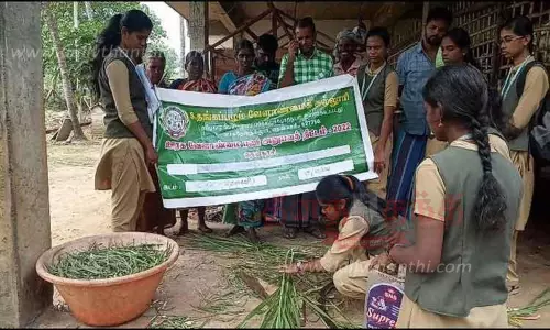 பதப்படுத்தப்பட்ட மாட்டுத்தீவனம் குறித்து வேளாண் கல்லூரி மாணவிகள் செயல்விளக்கம்