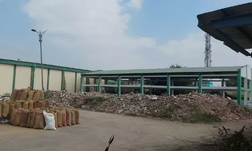 விவசாயிகளுக்கு இடையூறாக உள்ள கட்டிட இடிபாடுகளை உடனே அகற்ற வேண்டும்